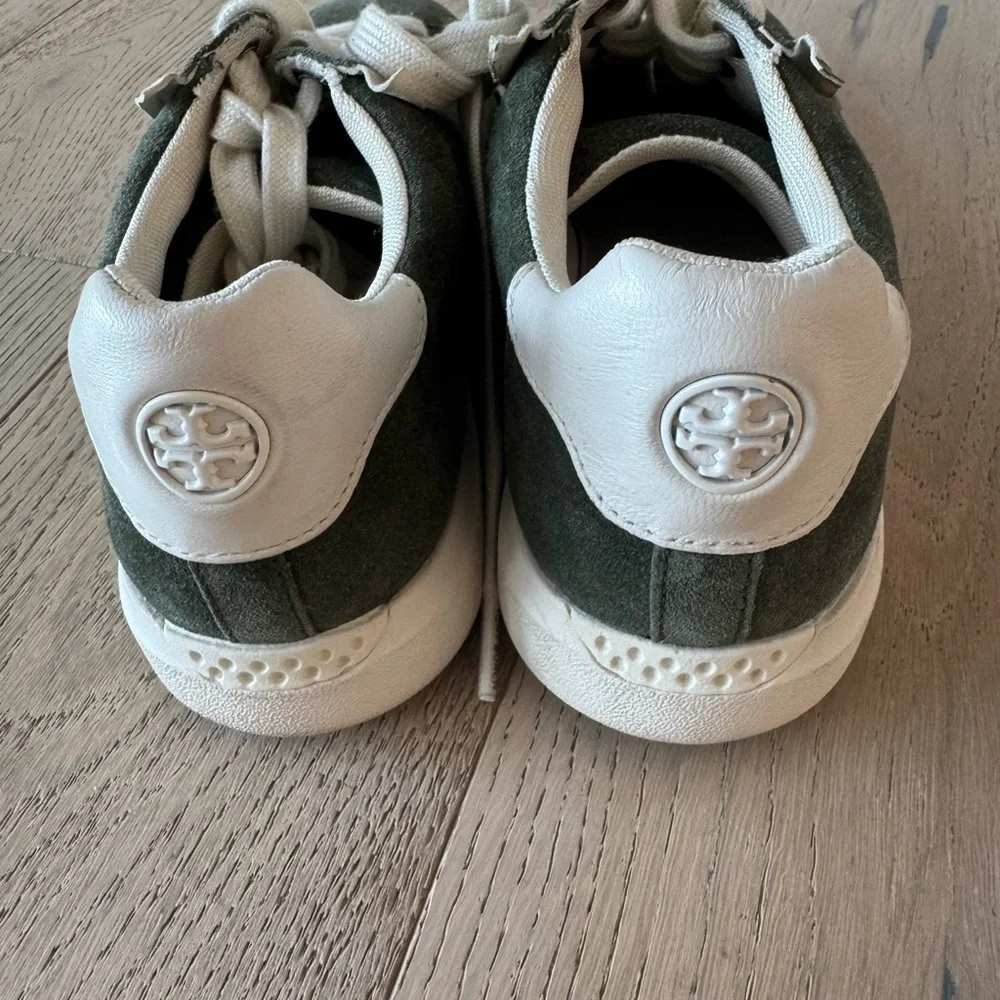 Tory Burch Howell ruffle court sneaker color Leccio/New Ivory Sz 7